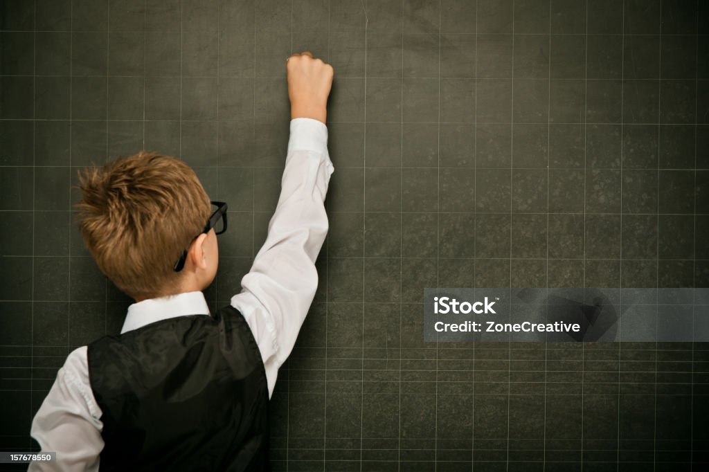 Elegante giovane studente intelligente con copyspace lavagna di scrittura - Foto stock royalty-free di Abbigliamento formale