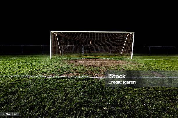 Foto de Campo De Futebol À Noite e mais fotos de stock de Estádio - Estádio, Futebol, Campo de Futebol