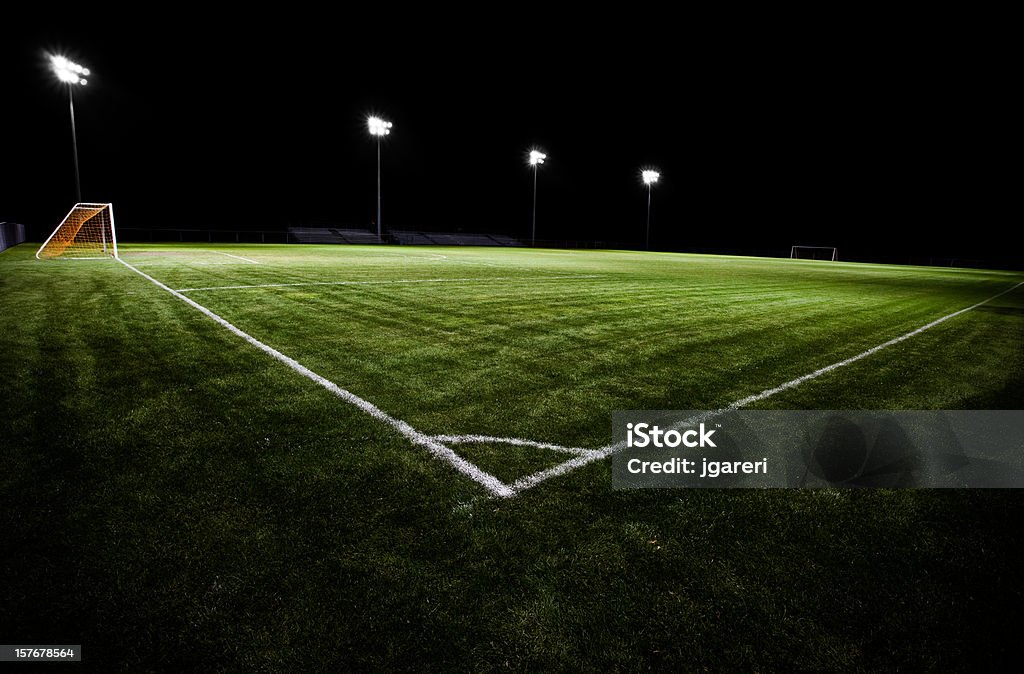 Terrain de football de nuit - Photo de Terrain de football libre de droits