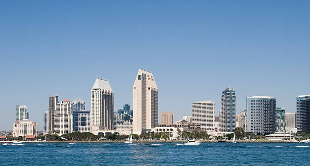 горизонт сан-диего с видом на водную гладь - san diego bay san diego california skyline waterfront стоковые фото и изображения