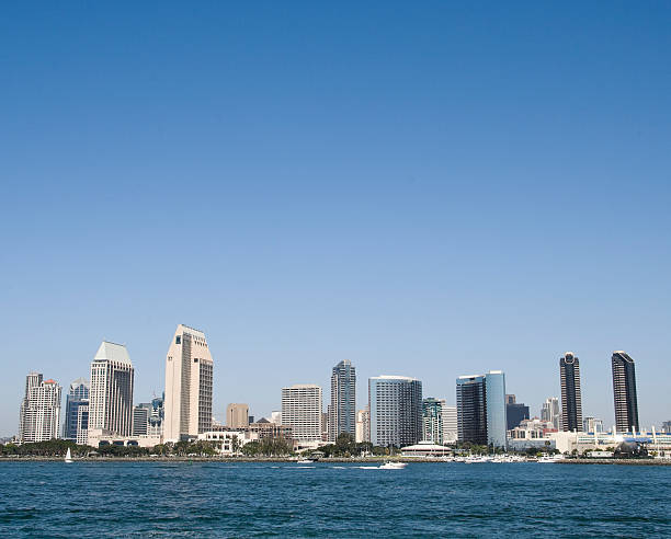 горизонт сан-диего с видом на водную гладь - san diego bay san diego california skyline waterfront стоковые фото и изображения