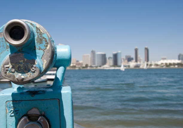 горизонт сан-диего с видом на водную гладь - san diego bay san diego california skyline waterfront стоковые фото и изображения