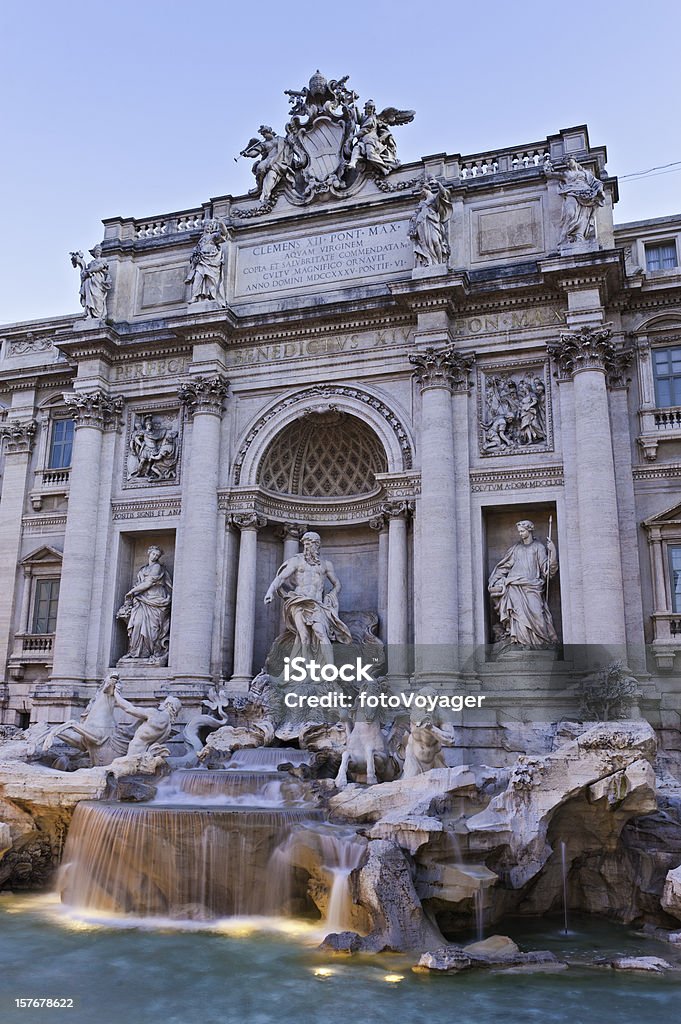 Fonte de Trevi, Roma iluminado marco icônico piazza Quirinale, Itália - Foto de stock de Fontana de Trevi royalty-free