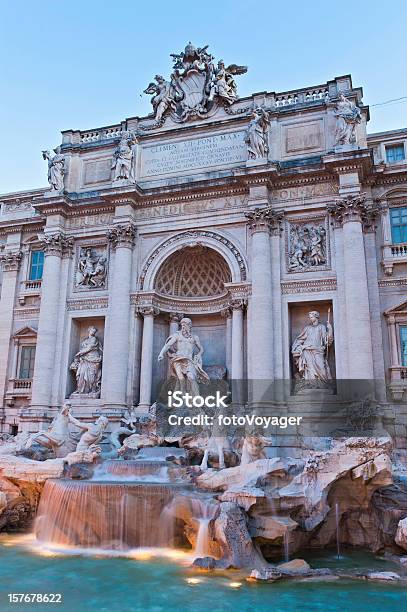 Foto de Fonte De Trevi Roma Iluminado Marco Icônico Piazza Quirinale Itália e mais fotos de stock de Fontana de Trevi