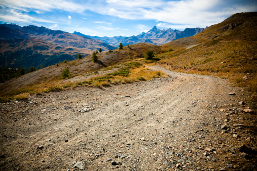 País carretera de tierra en la región de los Alpes photo