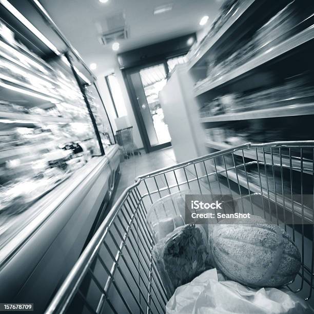 Foto de Carrinho De Compras Movimento Desfocado e mais fotos de stock de Supermercado - Supermercado, Preto e branco, Passagem - Objeto manufaturado