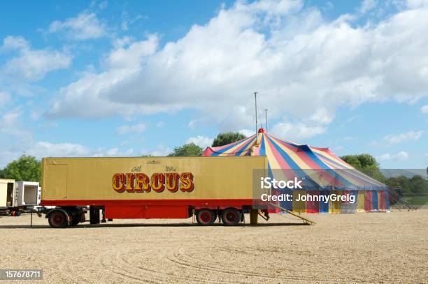 Camião De Circo E Big Top - Fotografias de stock e mais imagens de Circo - Circo, Tenda de Circo, Amarelo