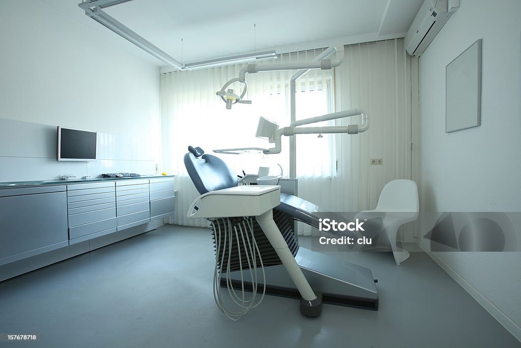Silla de dentista y tratamiento - Foto de stock de Consultorio dental libre de derechos
