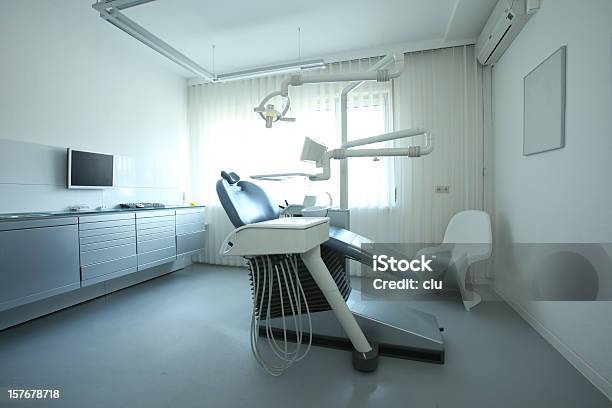 Silla De Dentista Y Tratamiento Foto de stock y más banco de imágenes de Consultorio dental - Consultorio dental, Sin personas, Consultorio médico