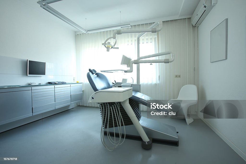 Dentista camera e sedia di trattamento - Foto stock royalty-free di Ambulatorio dentistico