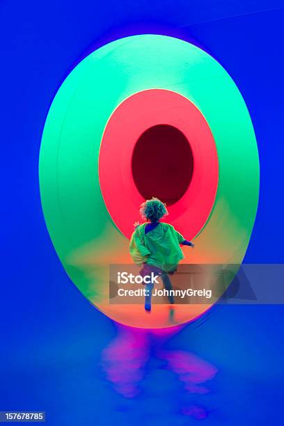 Bambino In Esecuzione In Un Tunnel Colorate - Fotografie stock e altre immagini di Bambino - Bambino, Labirinto, Tunnel