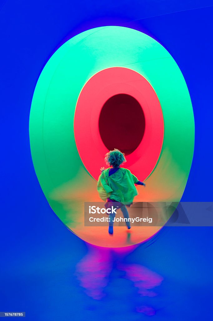 Ребенок бега в ярких тоннель - Стоковые ф�ото Ребёнок роялти-фри