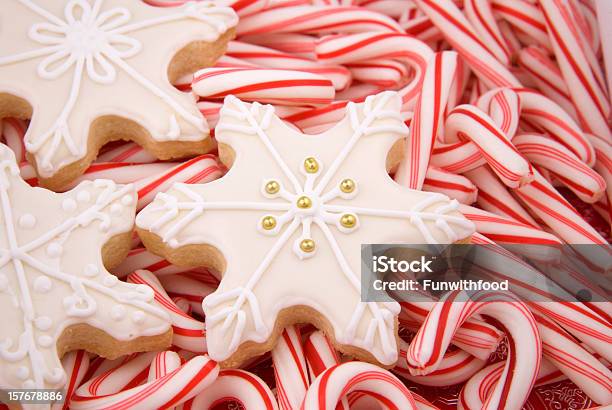 Schneeflockenweihnachten Kekse Peppermint Candy Cane Holiday Food Hintergrund Stockfoto und mehr Bilder von Keks