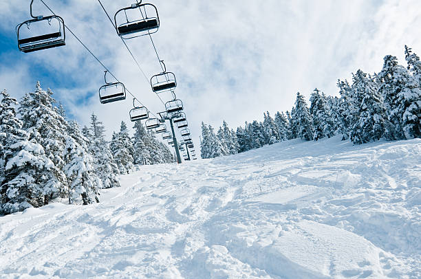 의자 승강기 in 스노이 겨울맞이 풍경 - ski lift nobody outdoors horizontal 뉴스 사진 이미지