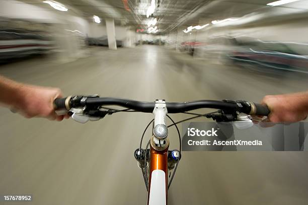 Miejski Rider - zdjęcia stockowe i więcej obrazów Osobista perspektywa - Osobista perspektywa, Jeździć na rowerze, Miasto