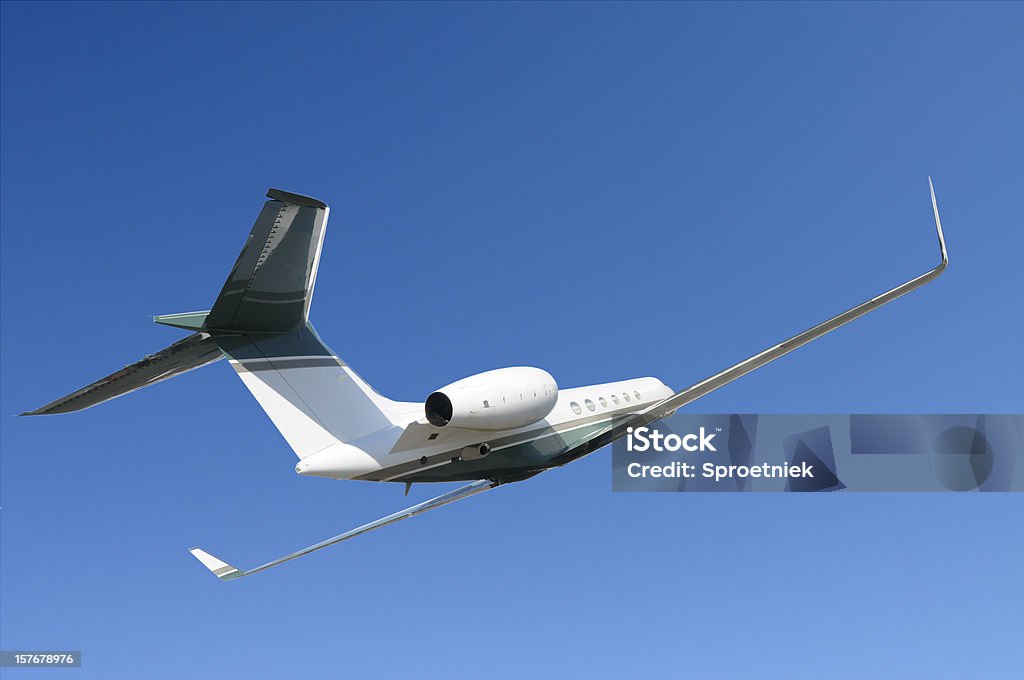 Corporate jet banking contro il cielo blu - Foto stock royalty-free di Aereo di linea
