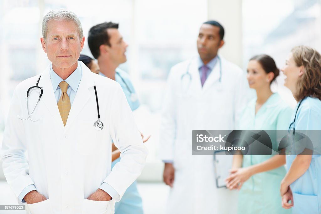 Senior masculino doctor en blanco bata de laboratorio - Foto de stock de 50-59 años libre de derechos
