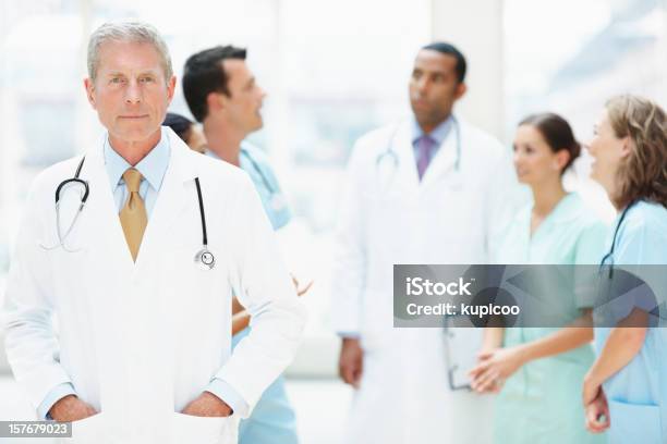 Senior Masculino Doctor En Blanco Bata De Laboratorio Foto de stock y más banco de imágenes de 50-59 años