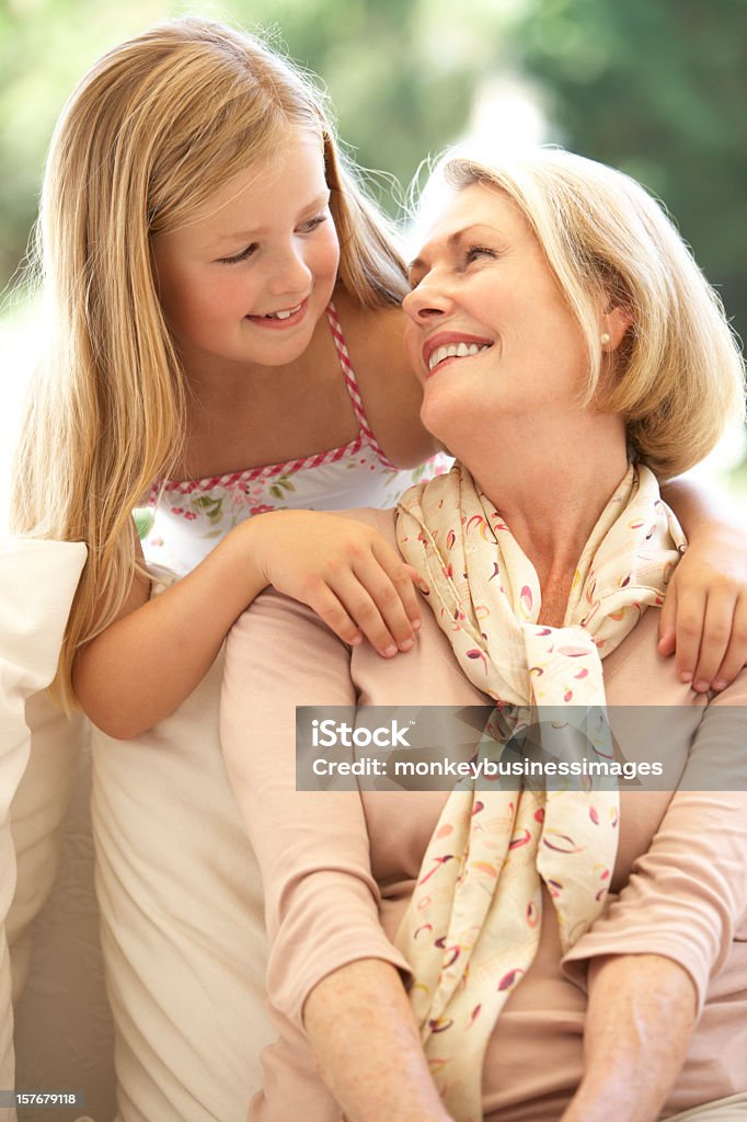 Großmutter und Enkelin Lächeln auf Sofa - Lizenzfrei Alter Erwachsener Stock-Foto