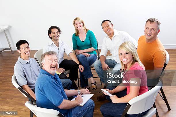 Grupo De Reuniones Foto de stock y más banco de imágenes de 30-39 años - 30-39 años, 40-49 años, Acuerdo