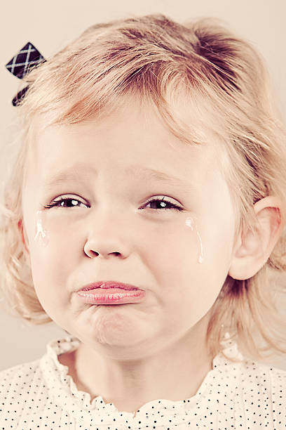 3 лет девушка плачет - pres school age стоковые фото и изображения
