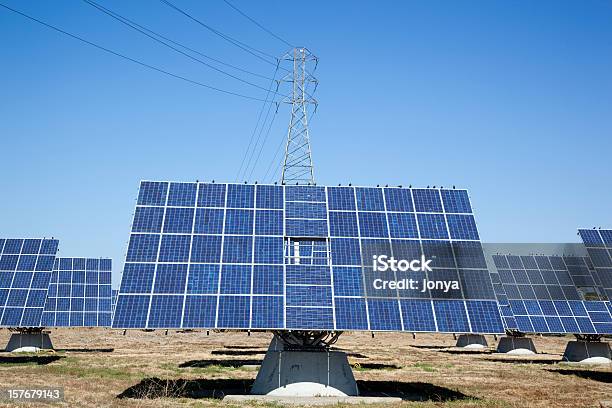 Painéis Solar - Fotografias de stock e mais imagens de Azul - Azul, Central de Energia Solar, Combustíveis e Geração de Energia