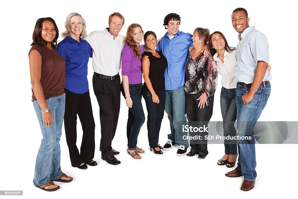 Felice svariato gruppo di persone con braccia intorno ogni altro - Foto stock royalty-free di Cerchio