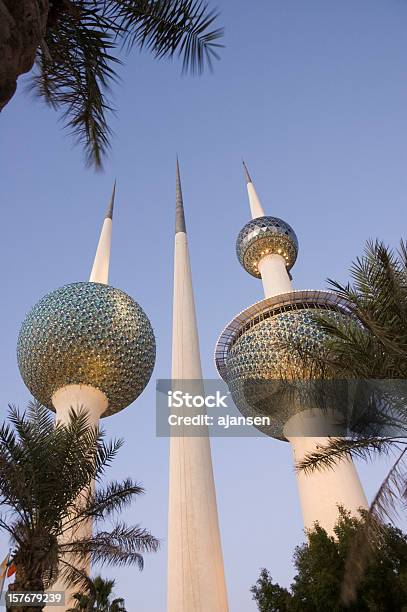 Foto de Torres Do Kuwait Ao Pôrdosol e mais fotos de stock de Cidade do Kuwait - Cidade do Kuwait, Kuwait, Afiado