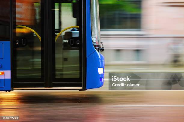 フライングバスで市内の交通量ラッシュアワー - バスのストックフォトや画像を多数ご用意 - バス, 都市, 動き