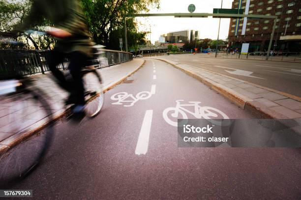 Młody Dorosły Na Rowerze W Mieście - zdjęcia stockowe i więcej obrazów Ścieżka rowerowa - Ścieżka rowerowa, Bicykl, Jeździć na rowerze