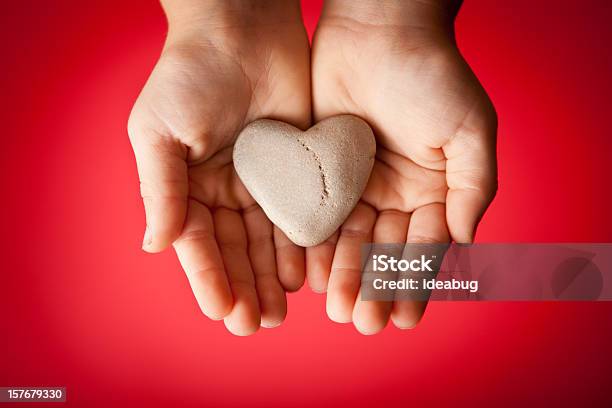 Dzieci Trzymając Się Za Ręce W Kształcie Serca Na Czerwonym Tle Rock - zdjęcia stockowe i więcej obrazów Serce - Symbol idei