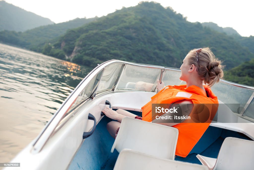 Mulher andando no barco - Foto de stock de Jaqueta Salva-Vidas royalty-free