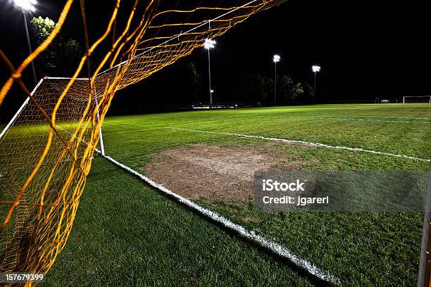 Campo De Futebol À Noite - Fotografias de stock e mais imagens de Campo Desportivo - Campo Desportivo, Escuro, Projetor Luminoso