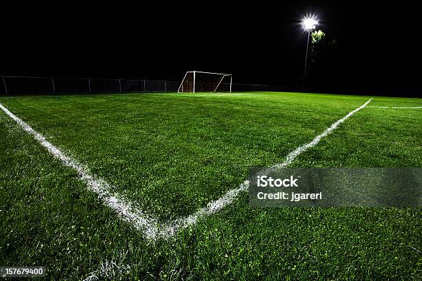 Boisko Do Piłki Nożnej W Nocy - zdjęcia stockowe i więcej obrazów Bez ludzi - Bez ludzi, Boisko, Boisko do piłki nożnej