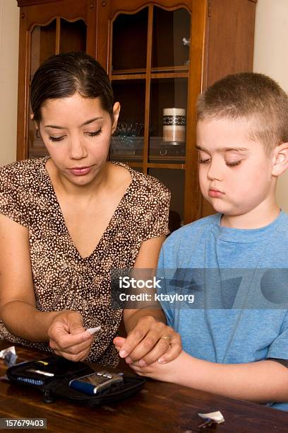 Filho De Mãe Verificar Os Níveis De Insulina - Fotografias de stock e mais imagens de Capacidades diferentes - Capacidades diferentes, Diabetes, 30-39 Anos