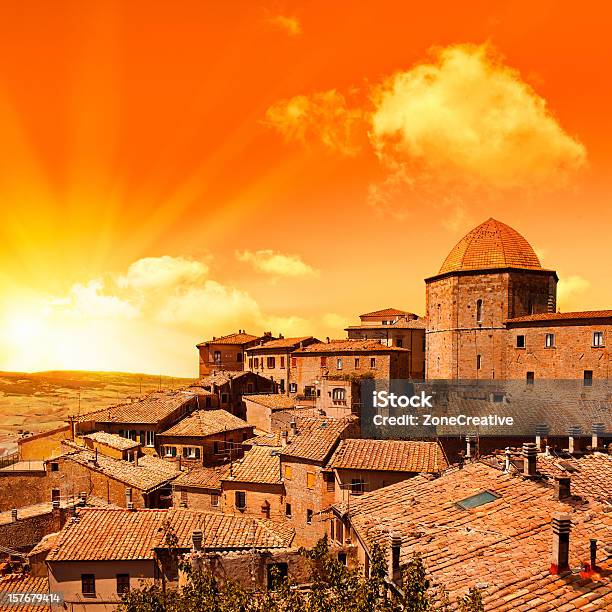 Foto de Wonderful Itália Toscana Hill Vista Da Cidade Na Hora Do Nascer Ou Do Pôrdosol e mais fotos de stock de Aldeia