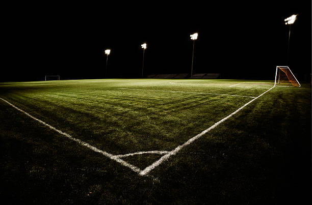 fußballplatz bei nacht - soccer field night stadium soccer stock-fotos und bilder