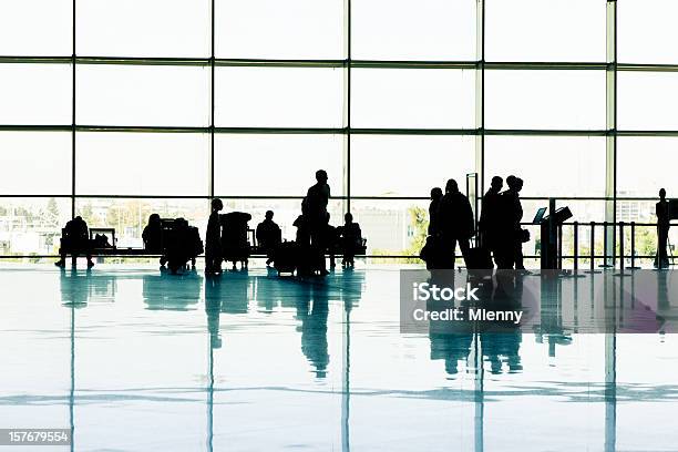 Foto de Aeroporto De Viajantes e mais fotos de stock de Lotado - Lotado, Aeroporto, Área de embarque de aeroporto