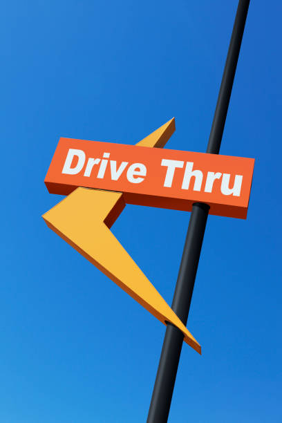 panneau de drive-in - drive in sign photos et images de collection