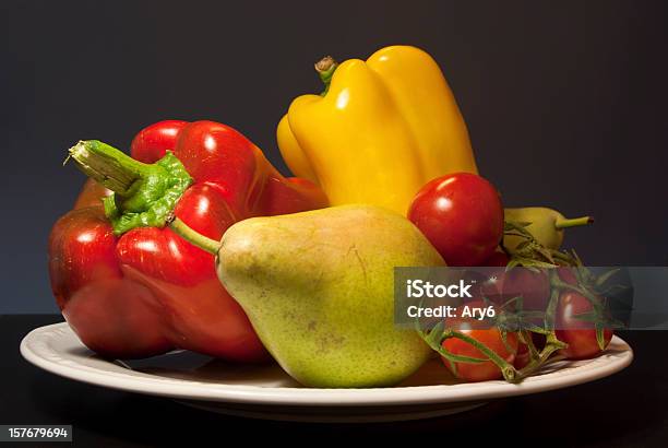 Piatto Con Pomodori Ciliegini Peperoni E Pere - Fotografie stock e altre immagini di Alimentazione sana - Alimentazione sana, Ambientazione interna, Cibo