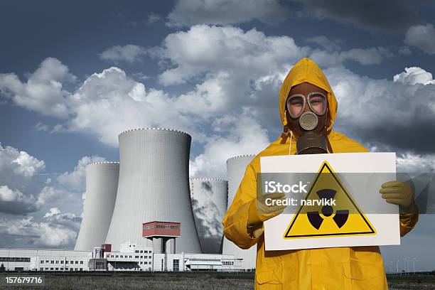 男性放射性の看板の前に原子炉 - 原子力発電所のストックフォトや画像を多数ご用意 - 原子力発電所, 抗議活動, 原子