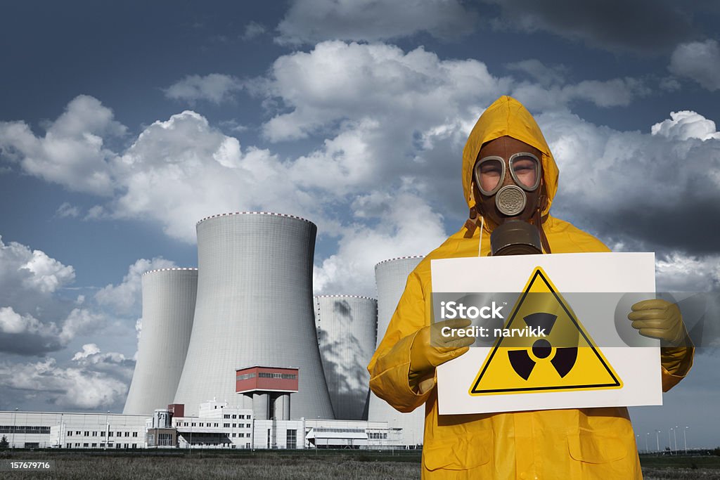 Homem com Sinal de Radioatividade em frente do reator Nuclear - Royalty-free Central de Energia Nuclear Foto de stock