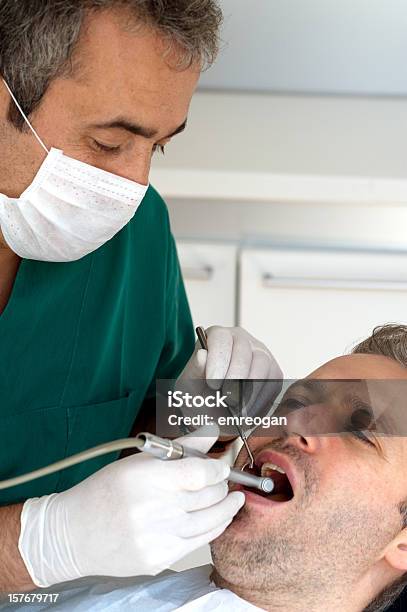 Dentista Encuesta Examen Dental Primer Plano Foto de stock y más banco de imágenes de Adulto - Adulto, Asistencia sanitaria y medicina, Clínica médica