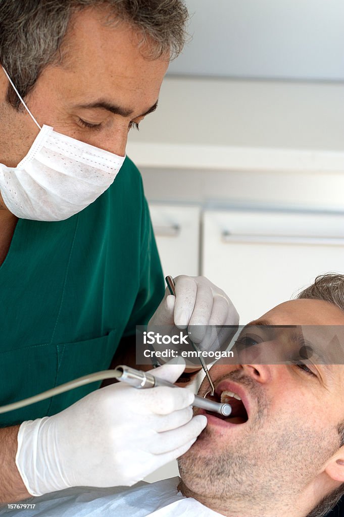 Dentista inquérito de exame dentário Plano aproximado - Royalty-free Adulto Foto de stock