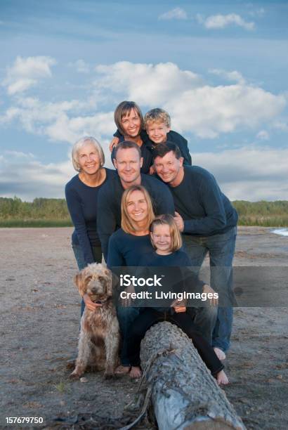 Familie Am Strand Stockfoto und mehr Bilder von Familie mit mehreren Generationen - Familie mit mehreren Generationen, Familie, Hund