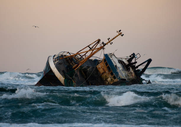 barco de pesca aground - stranded fotografías e imágenes de stock