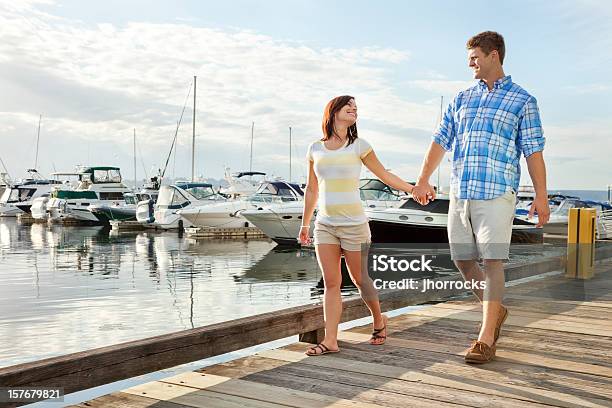 Photo libre de droit de Jeune Couple Se Promener Le Long De La Promenade De La Marina banque d'images et plus d'images libres de droit de Port de plaisance