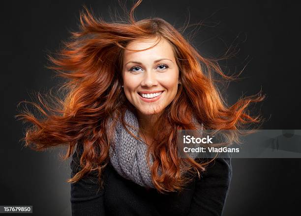 美しい赤毛の女性 - 1人のストックフォトや画像を多数ご用意 - 1人, 20-24歳, カメラ目線