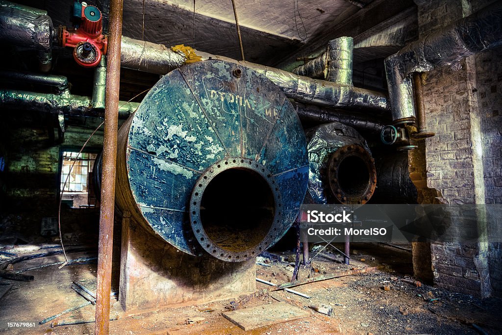 Abandonado edifício Industrial subsolo com tanques e os tubos - Foto de stock de Caldeira - Equipamento industrial royalty-free