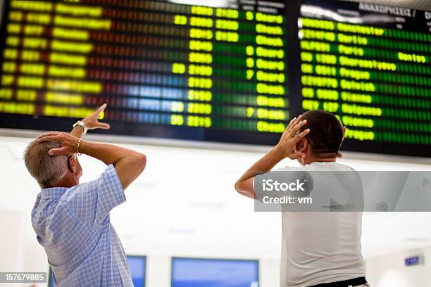 Due Frustrato Uomo Guardando Scheda - Fotografie stock e altre immagini di Aeroporto - Aeroporto, Contrariato, Imbarcarsi